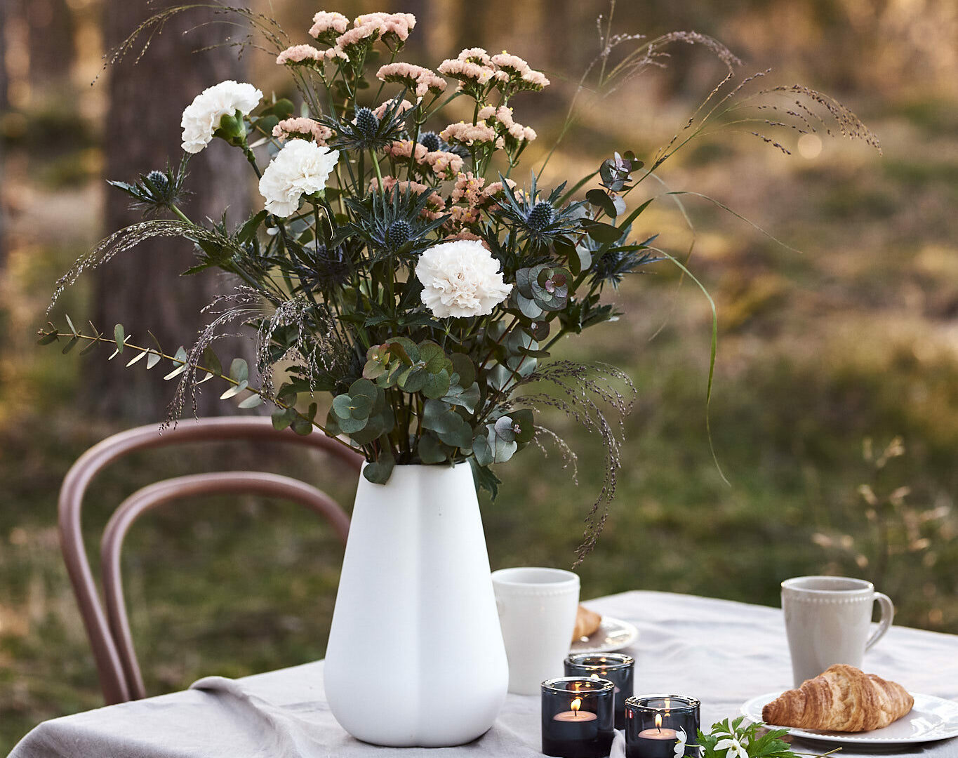 Skogsbukett med nejlika, limonium och tistel.