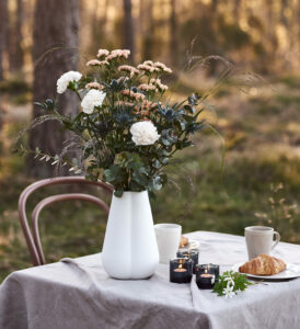 Skogsbukett med nejlika, limonium och tistel.