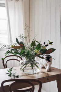 Bukett med magnolia, limonium, gräs, ornithogalum och phalaris. Vas Urna från Marimekko.