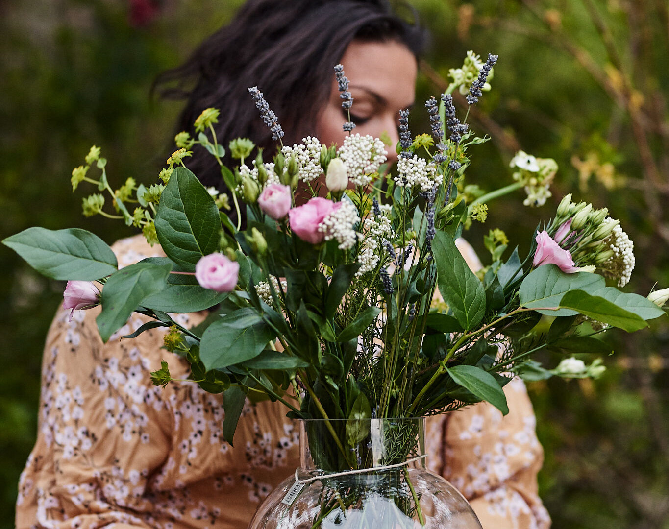 Bukett prärieklocka, risblomma, lavendel, buplerum och salalblad. Vas från Ernst.