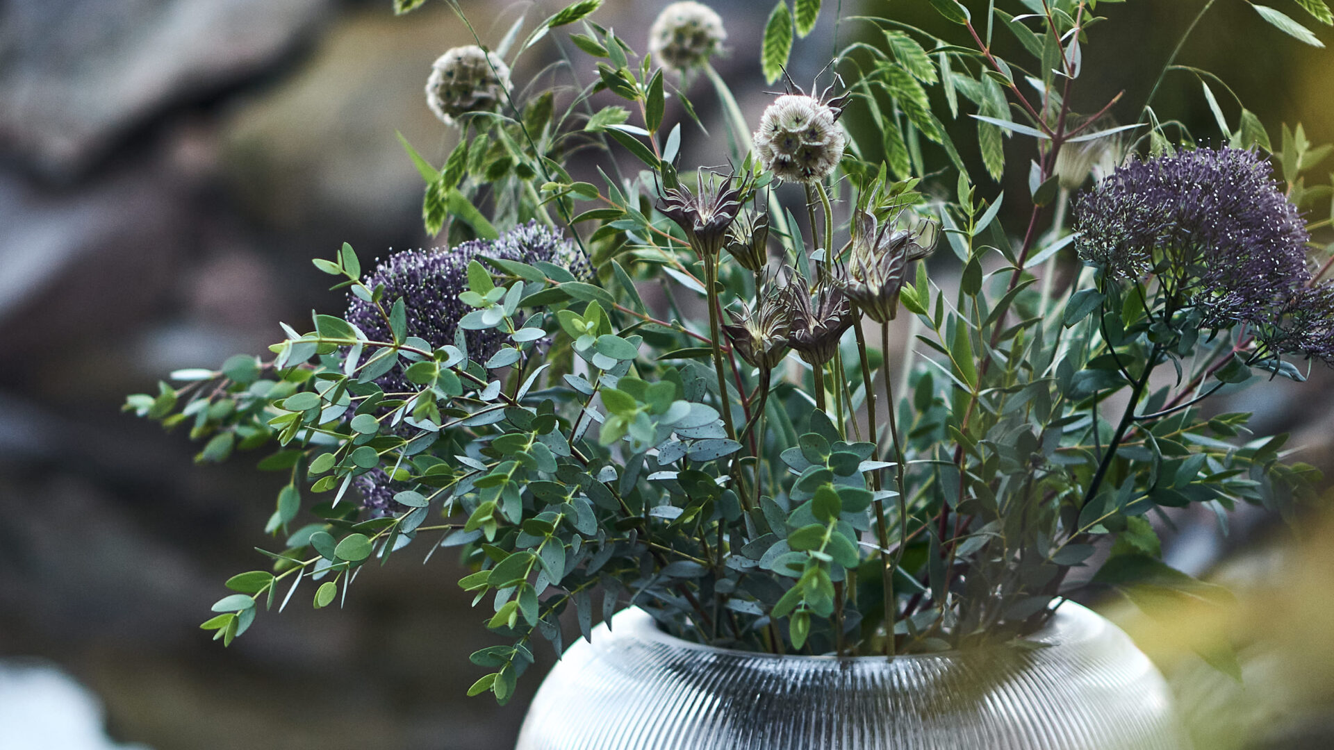 blombruket orkad nigella, scabiosa och chasmanthiumgräs