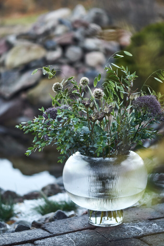 blombruket orkad nigella, scabiosa och chasmanthiumgräs