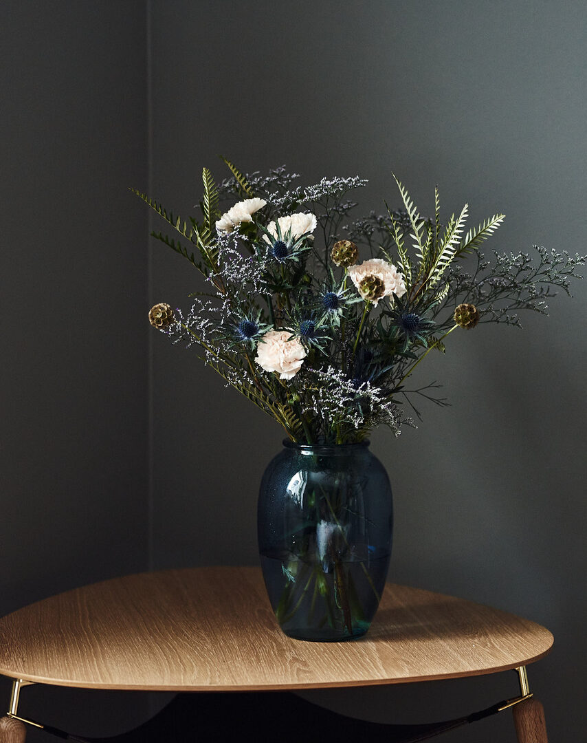 En härligt krispig bukett med limonium, tistel, frökapsel scabiosa och nejlika.