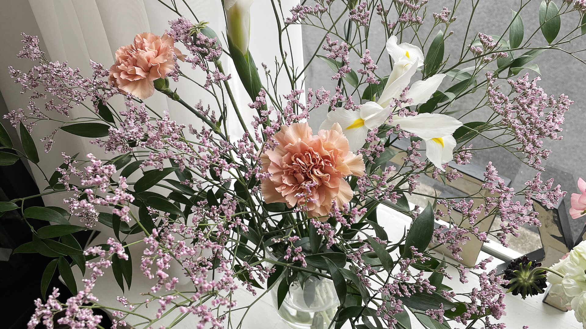 vårig bukett med nejlika limonium iris vallmokapsel