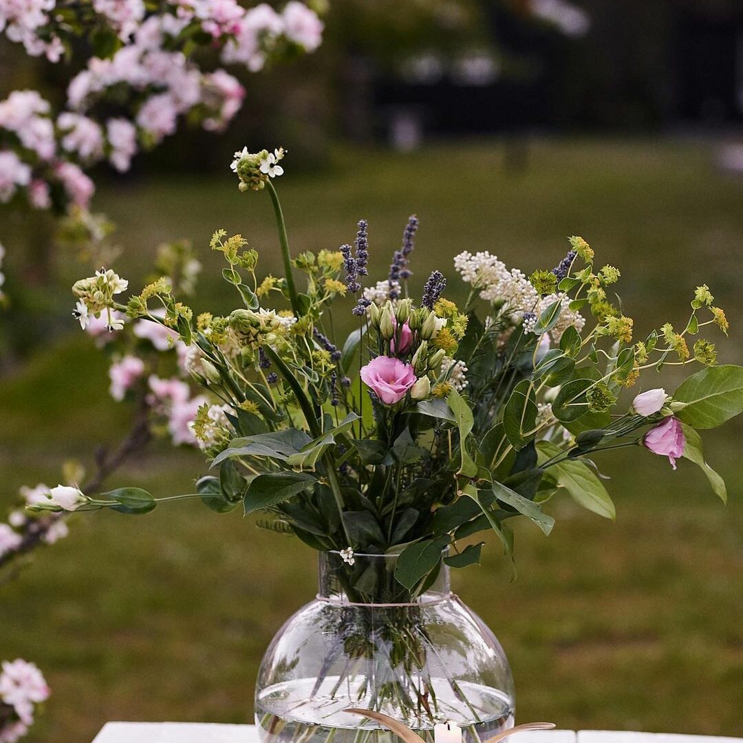 Bukett prärieklocka, risblomma, lavendel, buplerum och salalblad. Vas från Ernst.