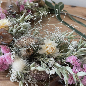 Så binder du en krans med torkade blommor