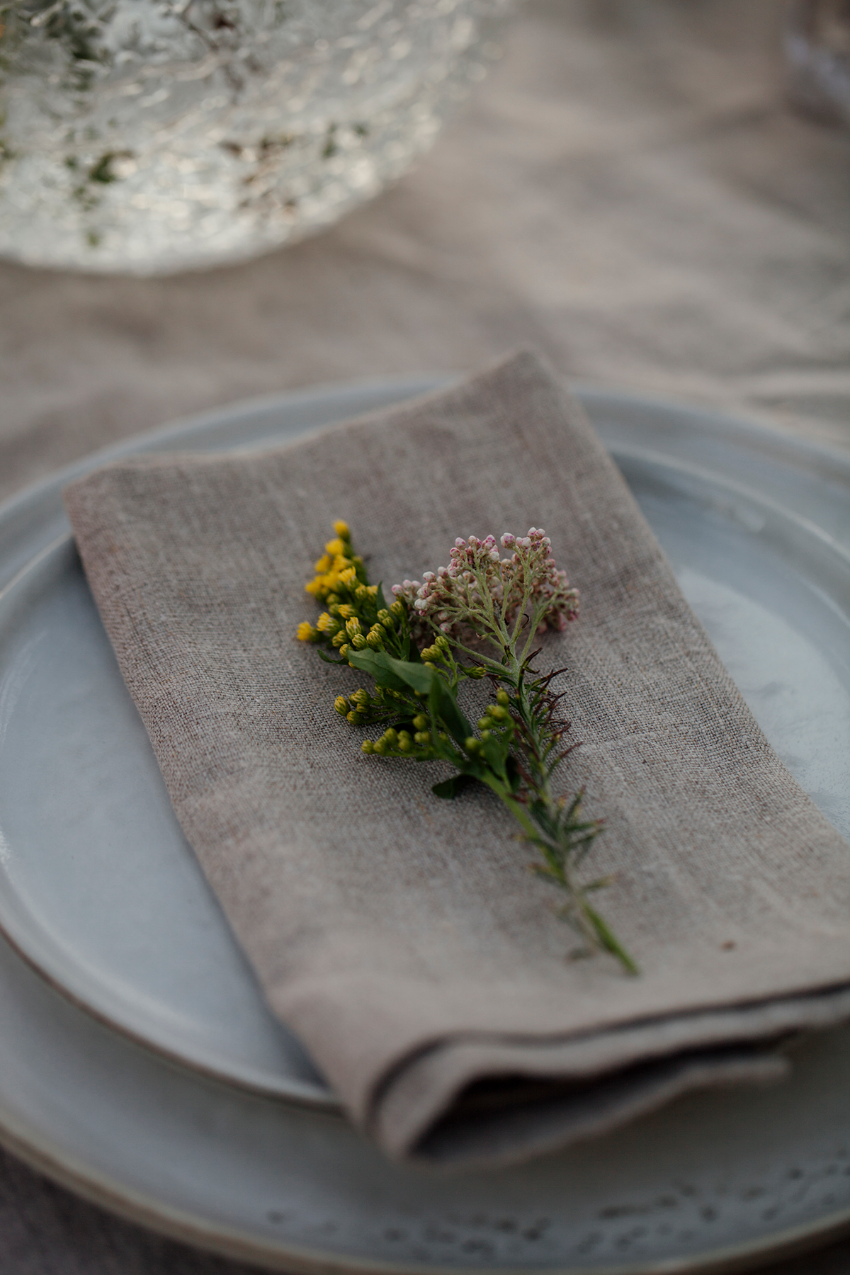 blommor på servett dukning