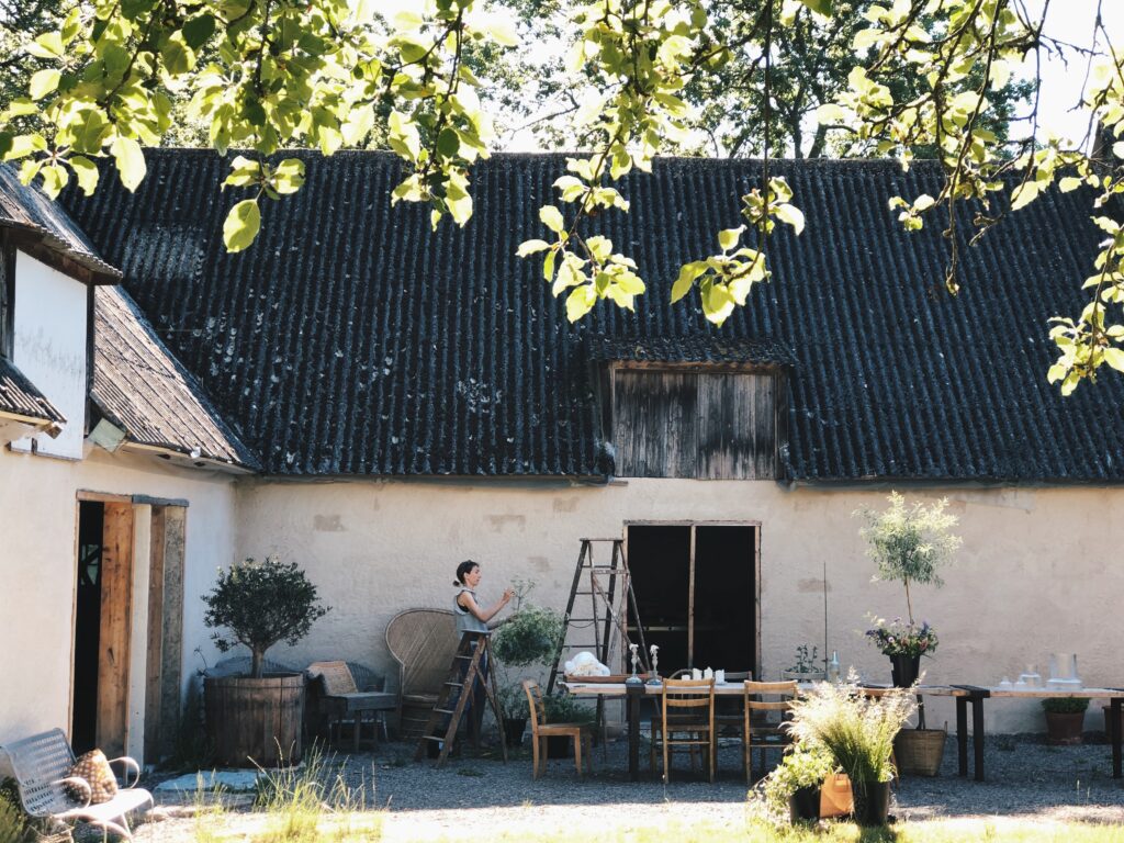 Dukning i lada med blomstermoln