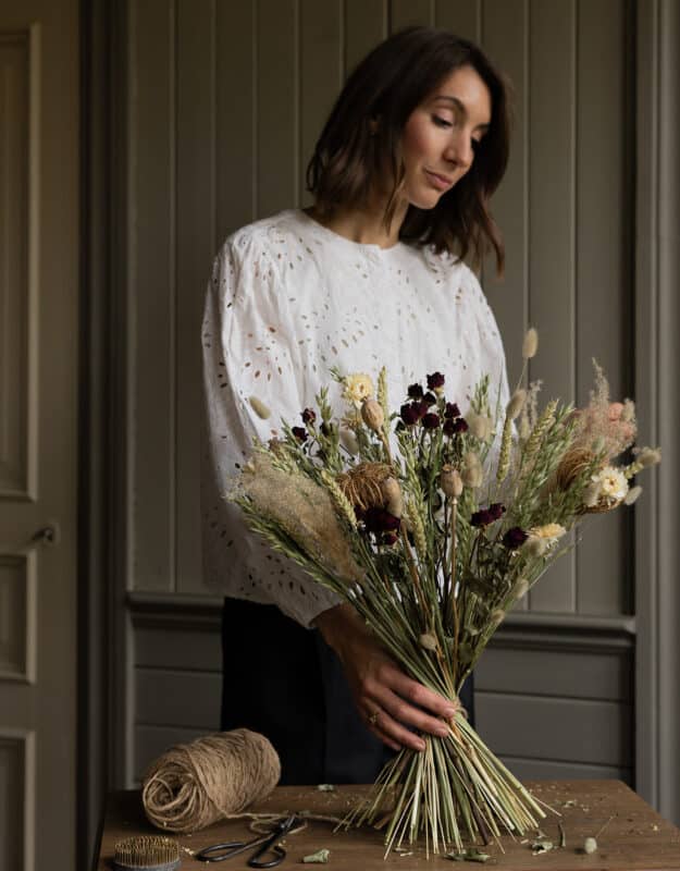 Miljöbild bunden bukett klassisk jul med torkade blommor